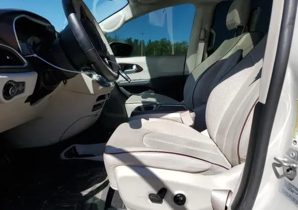 Chrysler Pacifica cena 59000 przebieg: 120592, rok produkcji 2017 z Milanówek małe 67